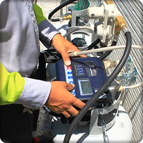 検査は専用の機械を使い、ガス器具を含む配管内に漏洩が無いか、また、正常な圧力でガスが供給できているかを検査します。